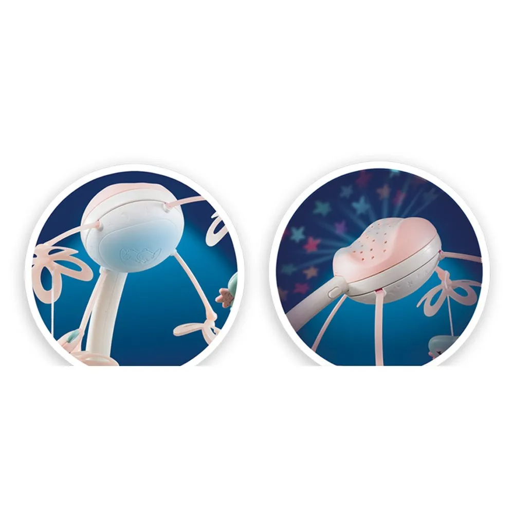 Widok karuzelki zamontowanej na łóżeczku dziecięcym