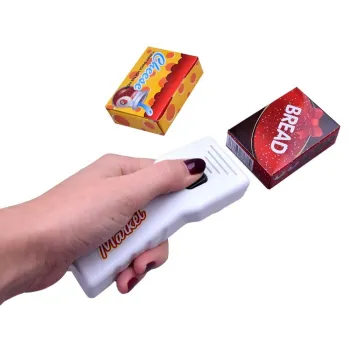 dziecięcy koszyk z produktami obok kasy fiskalnej