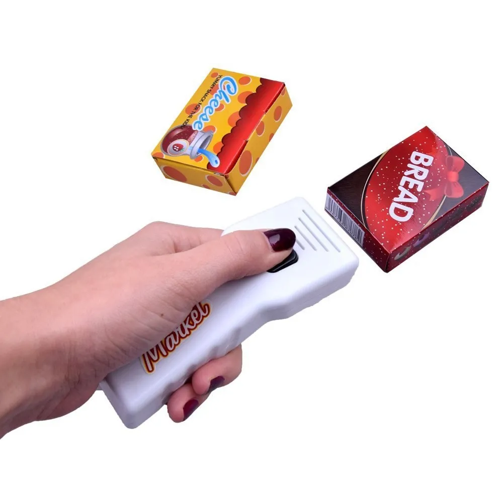 dziecięcy koszyk z produktami obok kasy fiskalnej