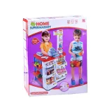 szczegół kasjera bawiącego się kasą z wyciągniętym banknotem