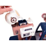 Zbliżenie na ekspres do kawy z realistycznymi efektami świetlnymi