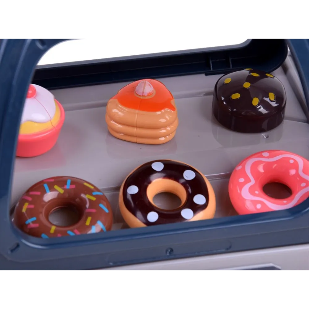 Zabawa w baristę z kubkiem oraz saszetkami cukru przy ekspresie