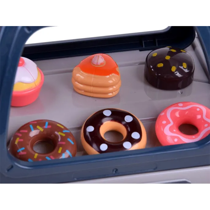 Zabawa w baristę z kubkiem oraz saszetkami cukru przy ekspresie