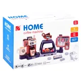 Dziecko odgrywające rolę klienta i baristy przy zabawkowej kawiarni