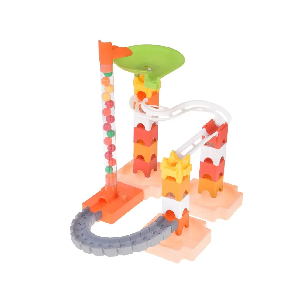 Zbliżenie na kolorowe kulki i elementy toru kulkowego z zestawu