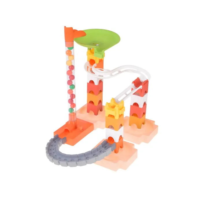 Zbliżenie na kolorowe kulki i elementy toru kulkowego z zestawu