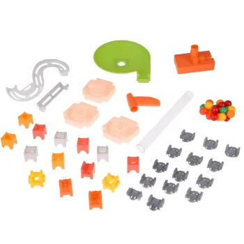 Widok złożonej zjeżdżalni dla kulek w dynamicznej aranżacji