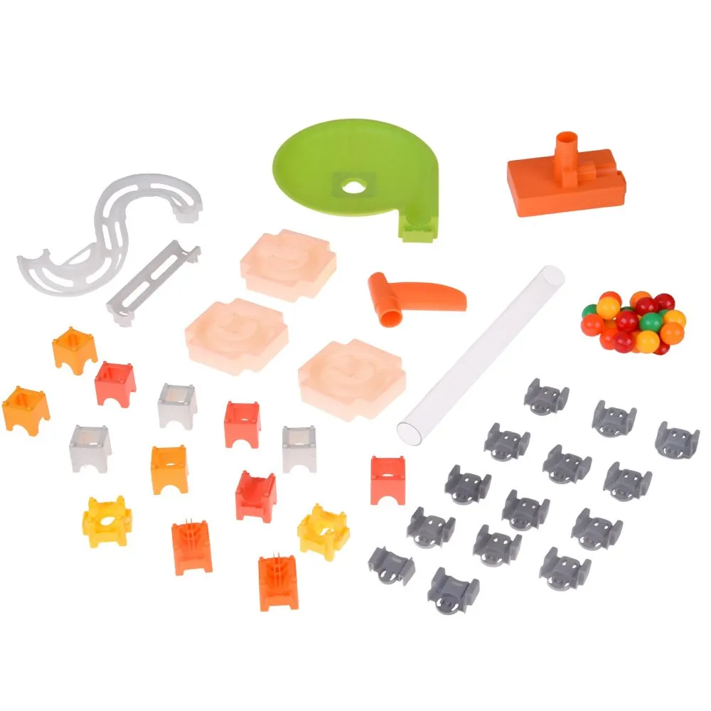 Widok złożonej zjeżdżalni dla kulek w dynamicznej aranżacji