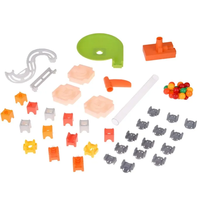 Widok złożonej zjeżdżalni dla kulek w dynamicznej aranżacji