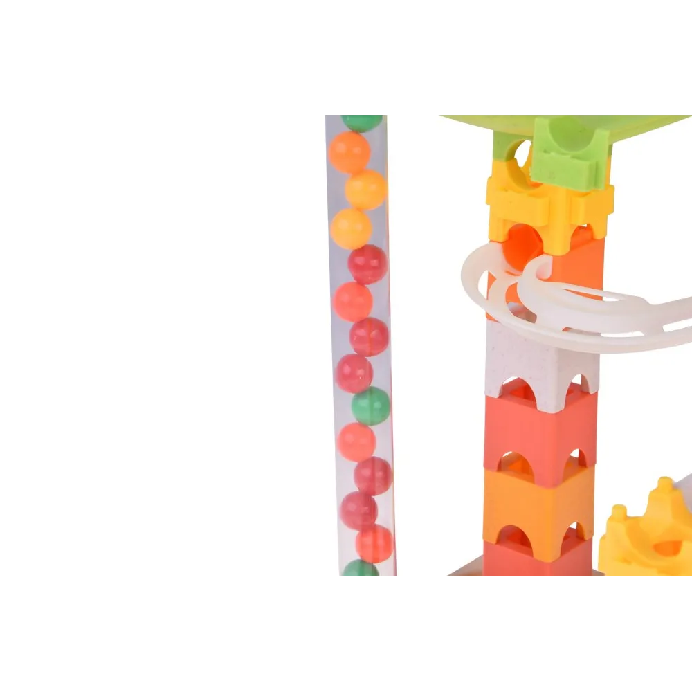 Kolorowe pudełko z zestawem klocków i kulkami przygotowane do zabawy