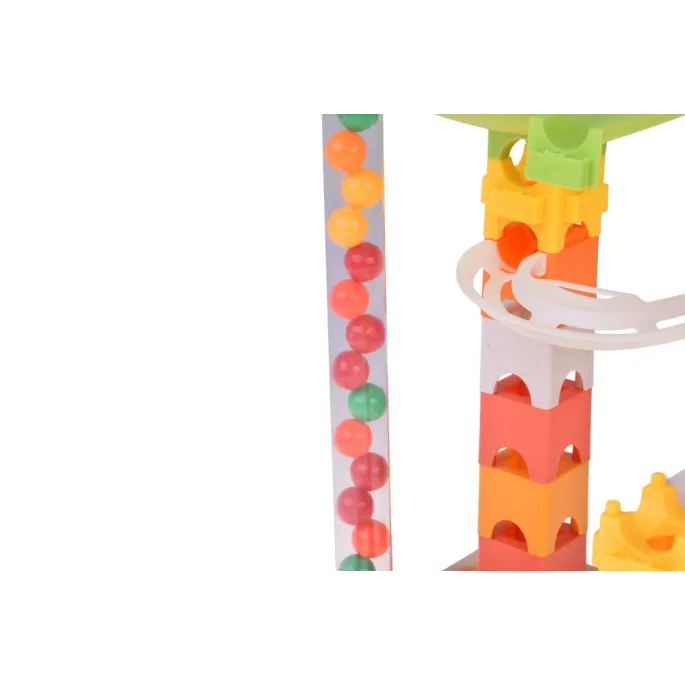 Kolorowe pudełko z zestawem klocków i kulkami przygotowane do zabawy