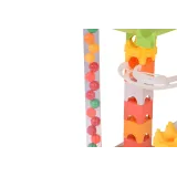 Kolorowe pudełko z zestawem klocków i kulkami przygotowane do zabawy