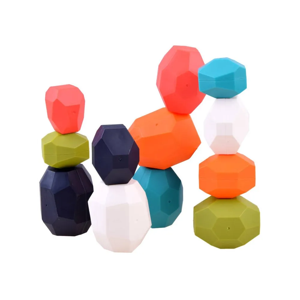 Zestaw klocków balansujących KAMIENIE rozłożony na białym tle