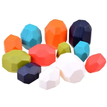 KAMIENIE – różnej wielkości elementy prezentowane obok siebie