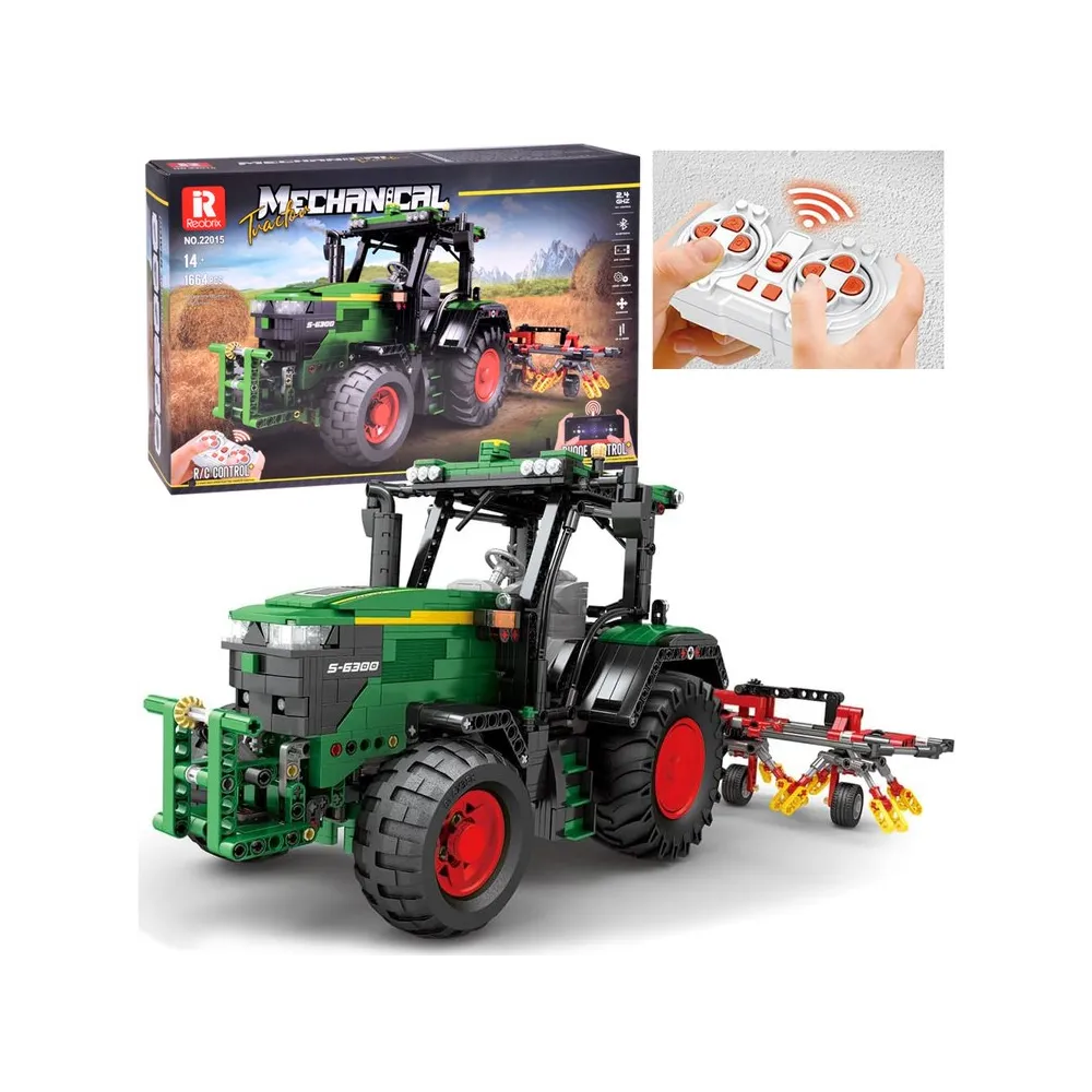 Zdalnie sterowany traktor z klocków konstrukcyjnych na białym tle