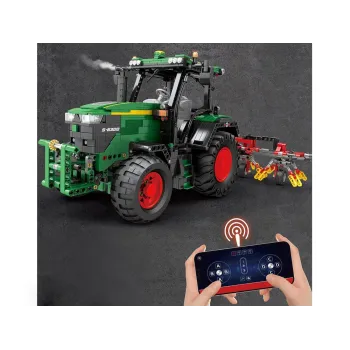 Widok gotowego modelu traktora z podczepionymi bronami