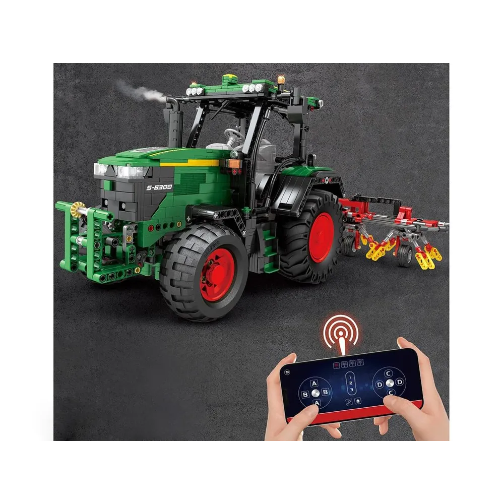 Widok gotowego modelu traktora z podczepionymi bronami