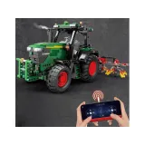 Widok gotowego modelu traktora z podczepionymi bronami