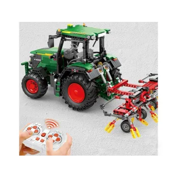 Detal oświetlenia LED w modelu traktora z klocków