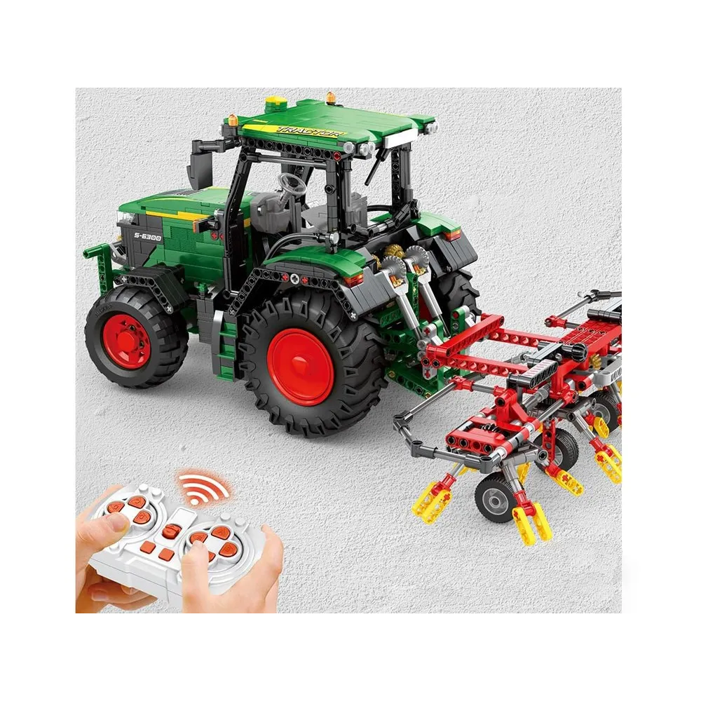 Detal oświetlenia LED w modelu traktora z klocków