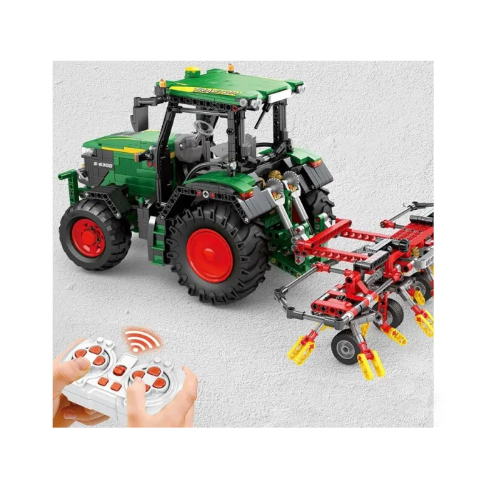 Detal oświetlenia LED w modelu traktora z klocków