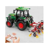 Detal oświetlenia LED w modelu traktora z klocków