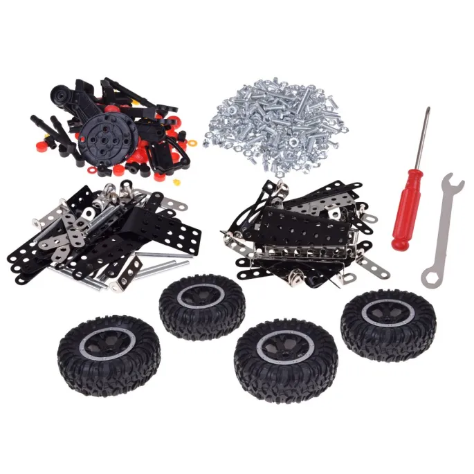 konstrukcyjna ciężarówka z widocznymi przednimi reflektorami