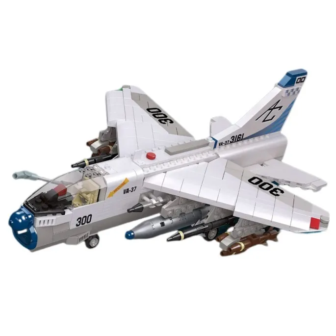 Zbliżenie na gotowy samolot z klocków o biało-szarej kolorystyce