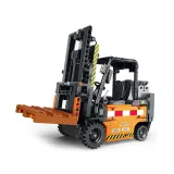 zbliżenie na podnośnik i widły modelu wózka widłowego z klocków