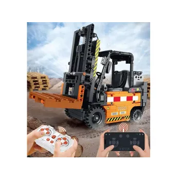 komplet elementów zestawu konstrukcyjnego rozłożony przed złożeniem