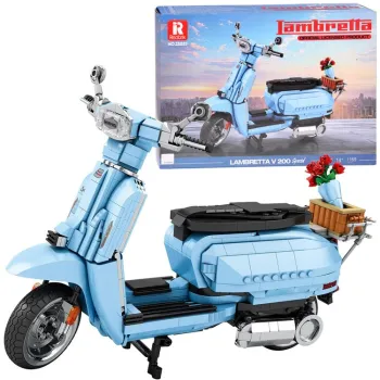 model skutera lambretta v200 special zbudowany z klocków na tle jasnym