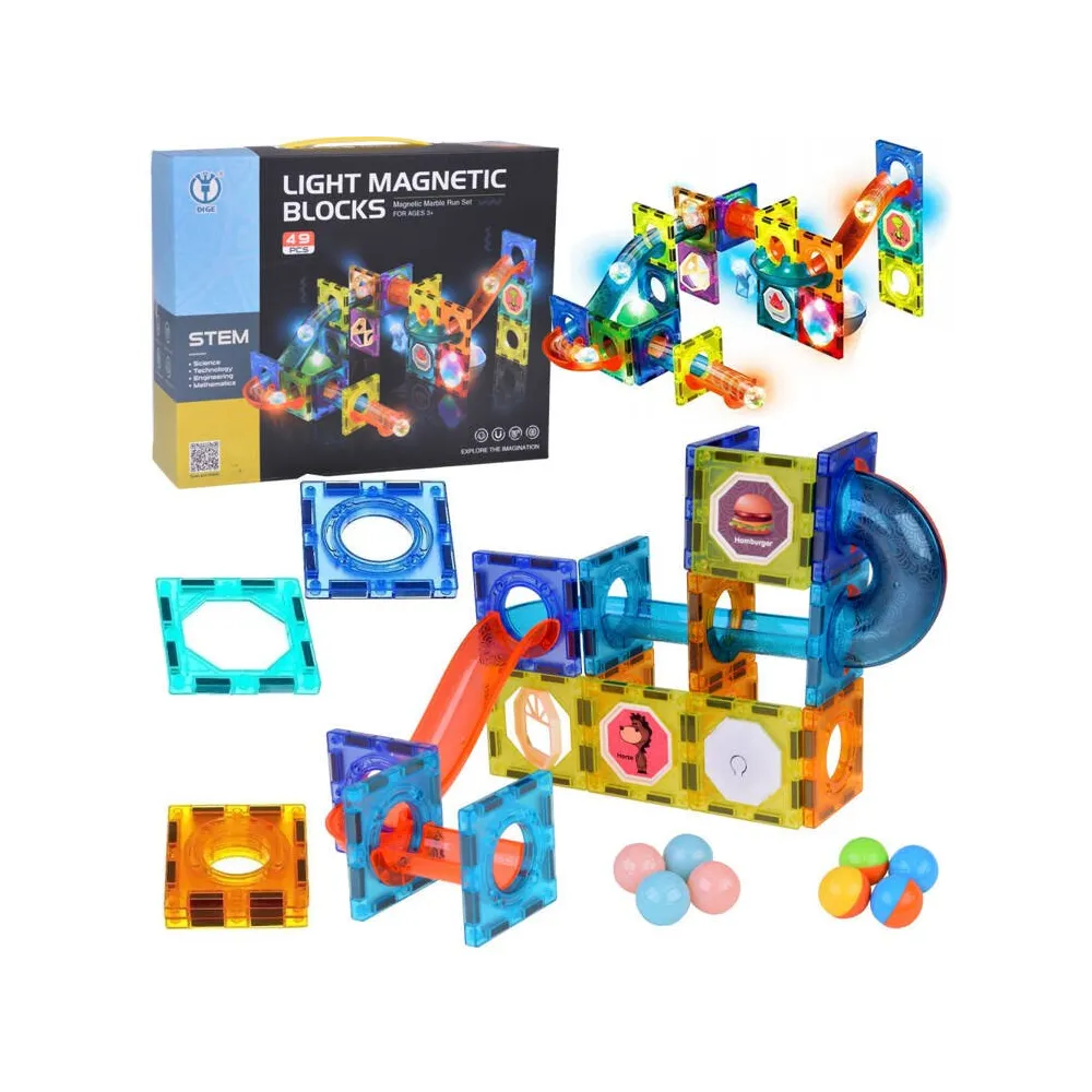 Klocki magnetyczne 3D ułożone w kolorową konstrukcję z torem kulkowym