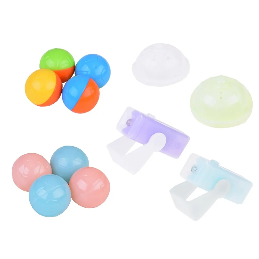 Dziecko bawiące się zestawem klocków magnetycznych i puszczające kulkę