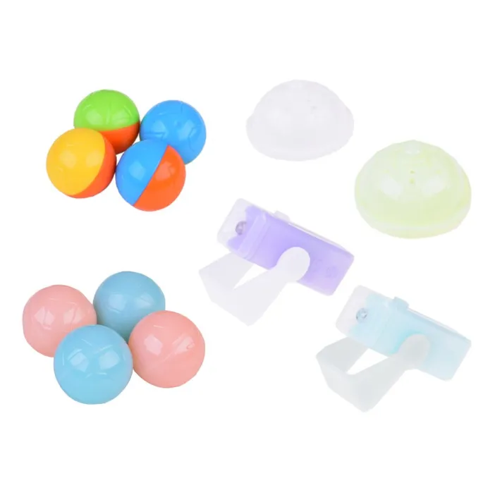 Dziecko bawiące się zestawem klocków magnetycznych i puszczające kulkę