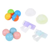 Dziecko bawiące się zestawem klocków magnetycznych i puszczające kulkę