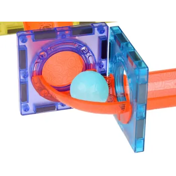 Tor kulkowy z różnych magnetycznych elementów w wyrazistych barwach