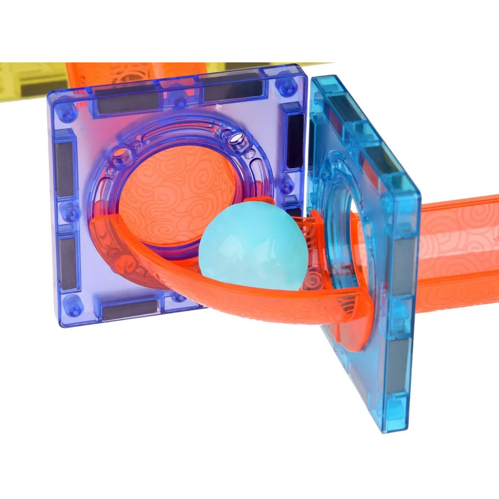 Tor kulkowy z różnych magnetycznych elementów w wyrazistych barwach