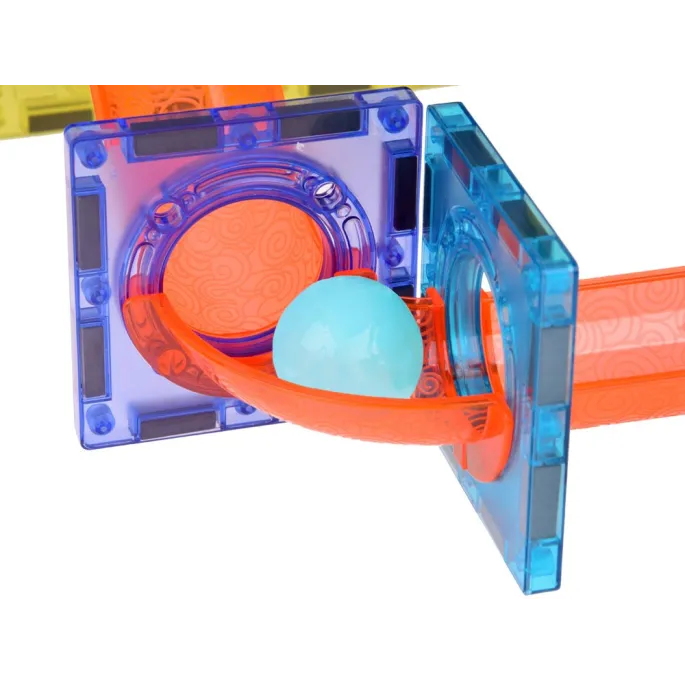 Tor kulkowy z różnych magnetycznych elementów w wyrazistych barwach