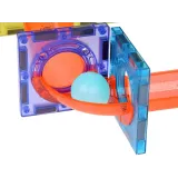 Tor kulkowy z różnych magnetycznych elementów w wyrazistych barwach