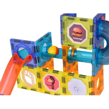 Klocki magnetyczne 3D w różnorodnych kolorach ułożone w kreatywną budowlę