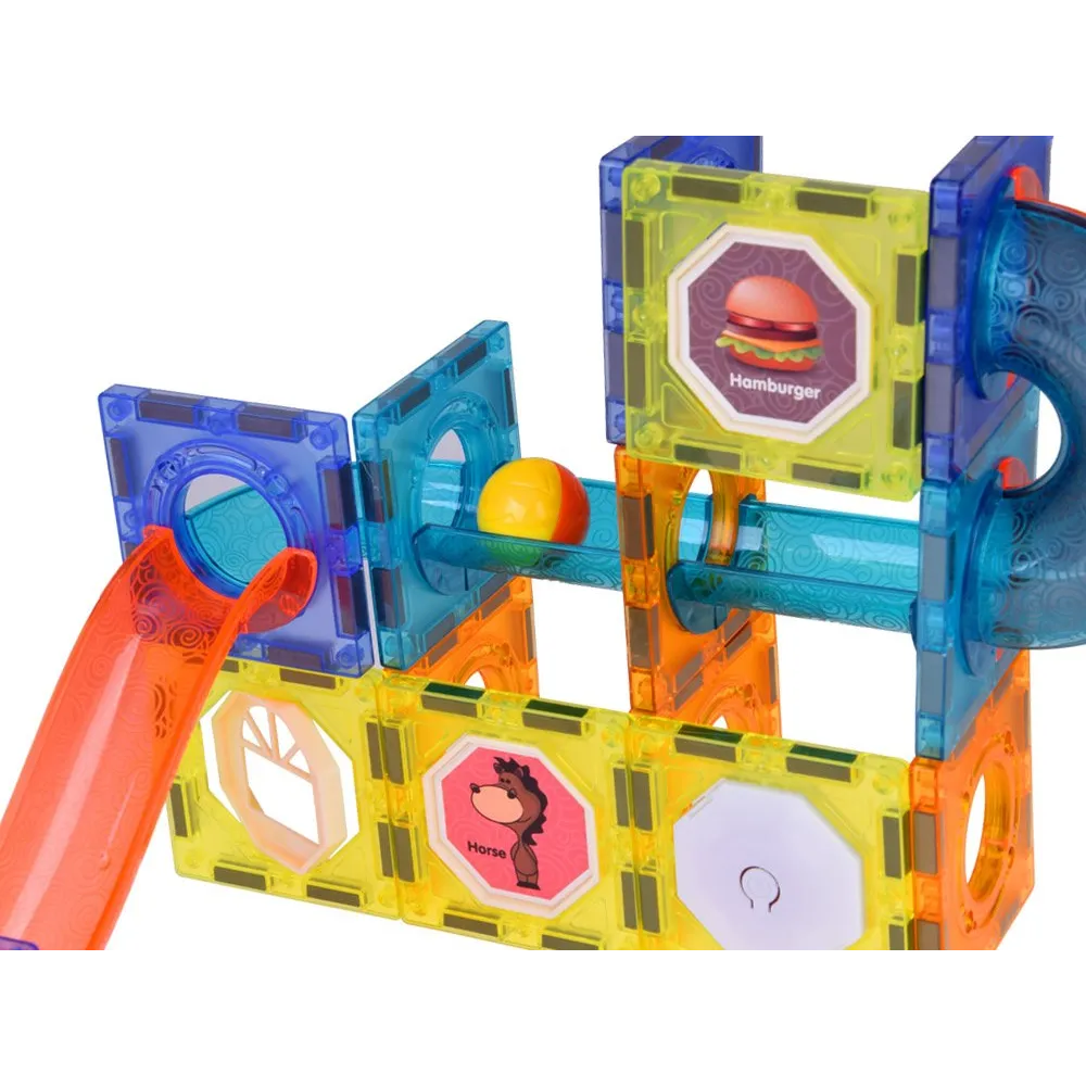 Klocki magnetyczne 3D w różnorodnych kolorach ułożone w kreatywną budowlę