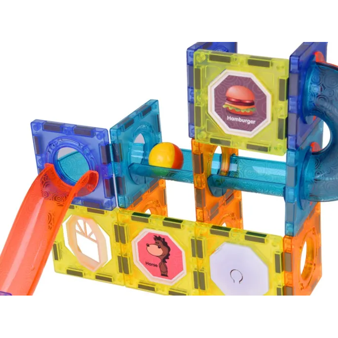 Klocki magnetyczne 3D w różnorodnych kolorach ułożone w kreatywną budowlę