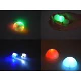 Zbliżenie na fragment świecącego toru kulkowego z klocków magnetycznych