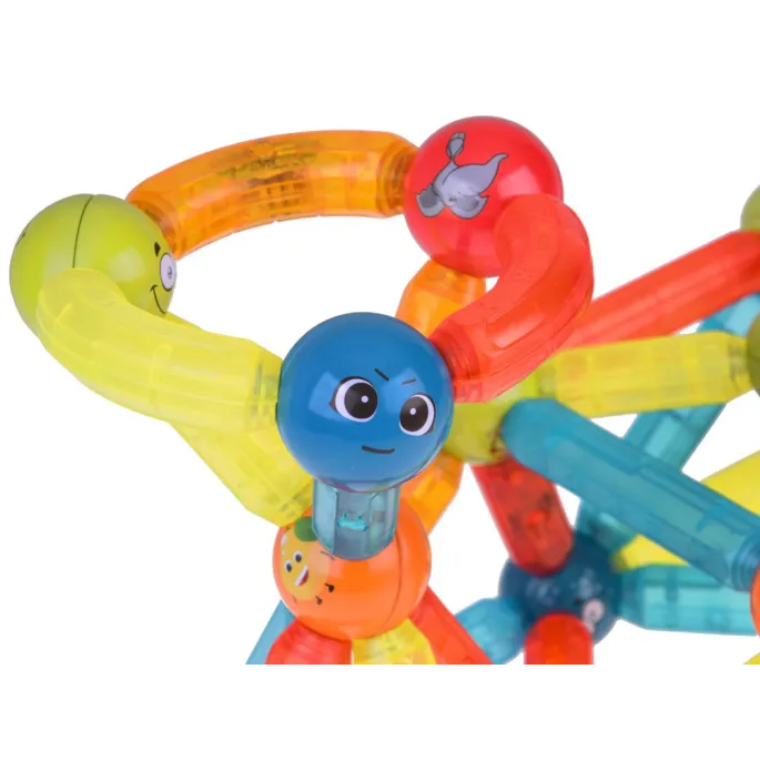 zestaw 76 kolorowych klocków magnetycznych rozłożonych na stole