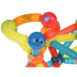 zestaw 76 kolorowych klocków magnetycznych rozłożonych na stole