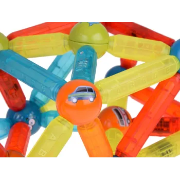 ręka dziecka łącząca lekkie klocki magnetyczne z magnesem