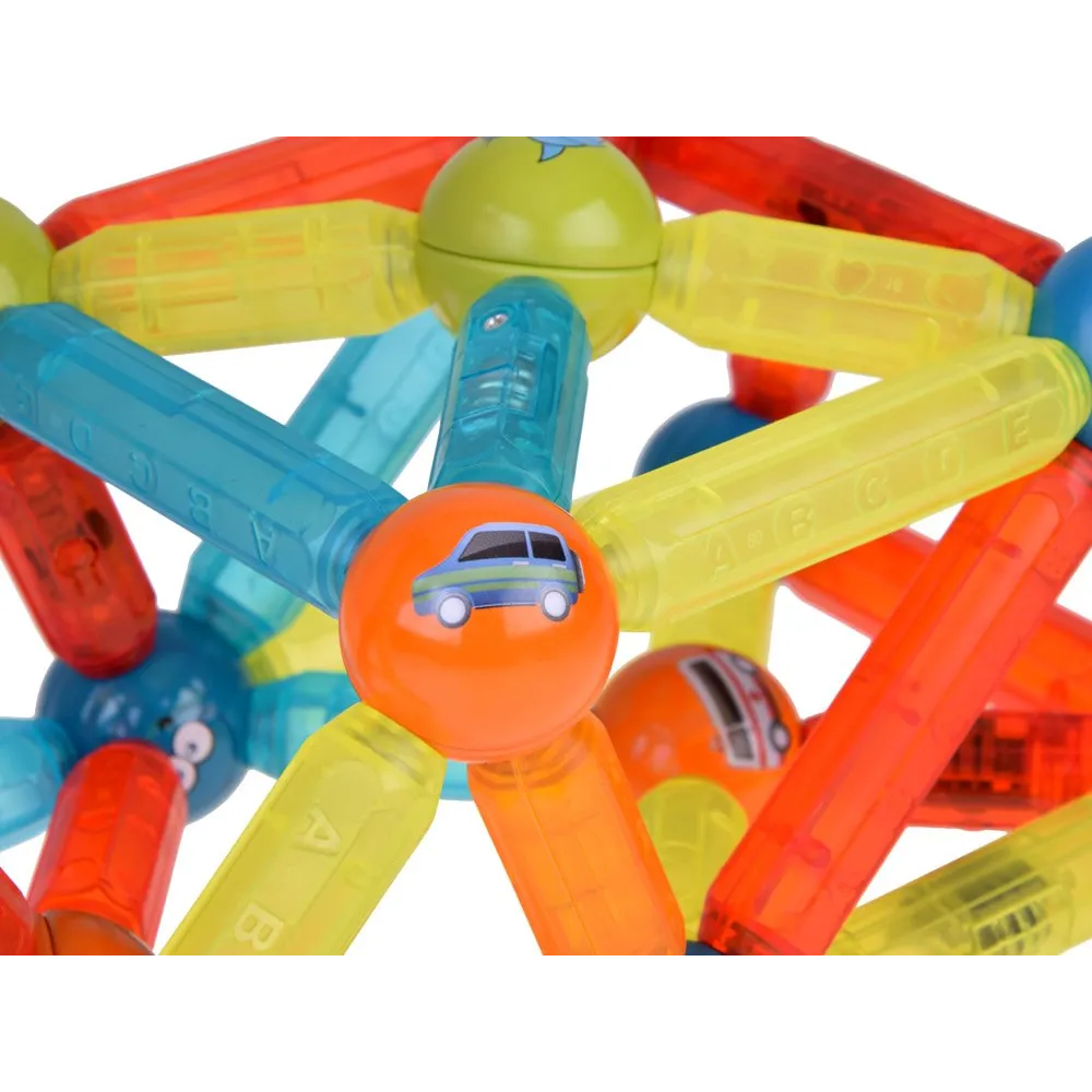 ręka dziecka łącząca lekkie klocki magnetyczne z magnesem