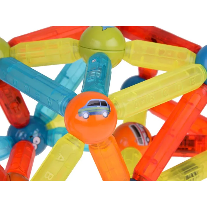 ręka dziecka łącząca lekkie klocki magnetyczne z magnesem