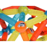 ręka dziecka łącząca lekkie klocki magnetyczne z magnesem