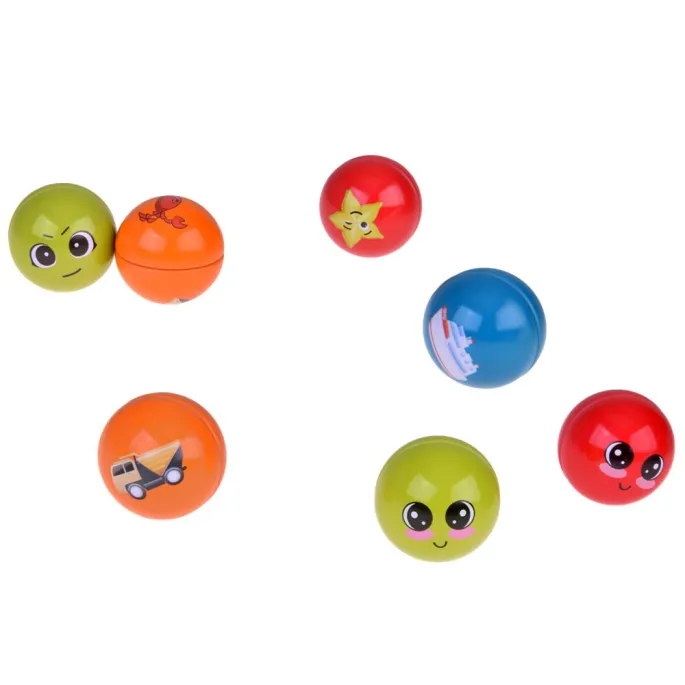 widok klocków magnetycznych na tle ciemnego pomieszczenia z podświetleniem